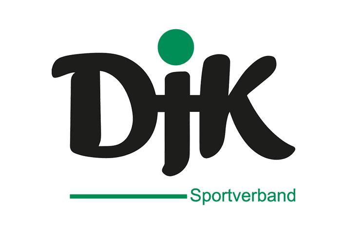 Schwarze, geschwungene Schrift "DJK" mit grünem Punkt über dem "j", darunter grüner Strich und "Sportverband".