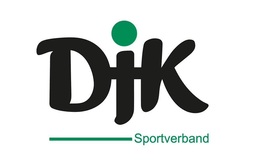 Schwarze, geschwungene Schrift "DJK" mit grünem Punkt über dem "j", darunter grüner Strich und "Sportverband".
